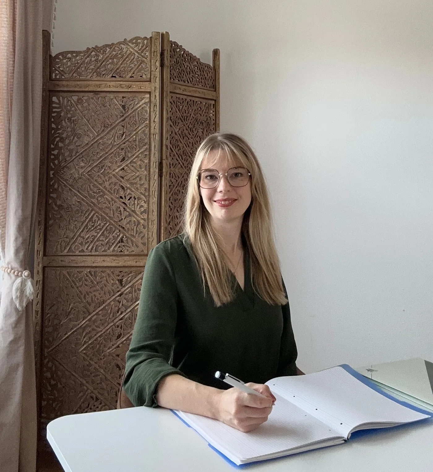 Kristina Walbrunn am Schreibtisch in ihrer Praxis in Oberding